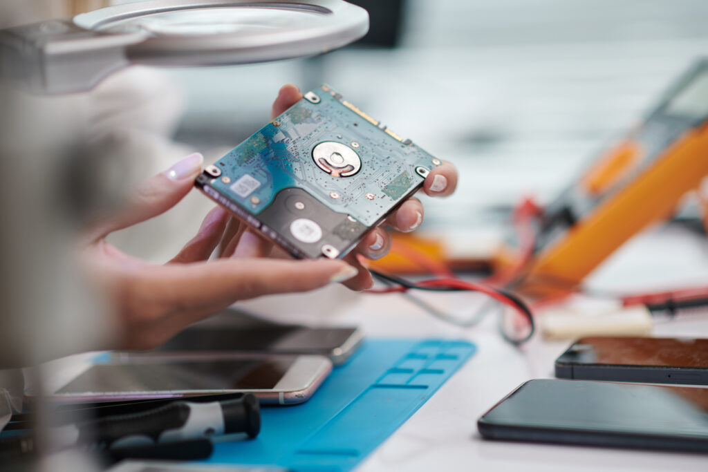 How to Wipe the Hard Drive for Electronic Recycling
